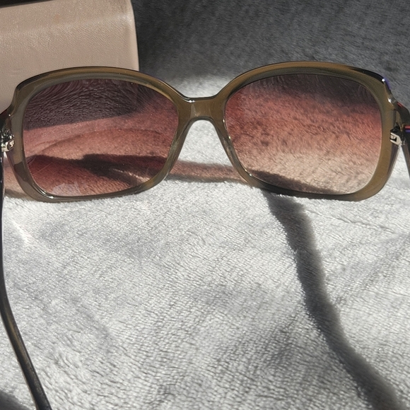 BCBGMAXAZRIA Glow Sunglasses With Purple And Red Detail On Frames - Picture 4 of 10